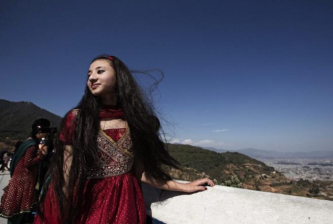 尼泊尔“活女神”双脚不能沾地,初潮就退位,无人敢娶