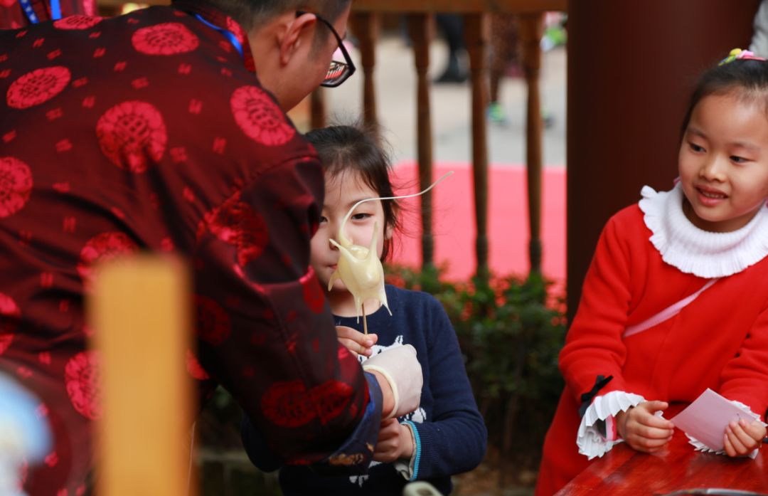 为了集五福,我用女朋友的口红写了个“福”字