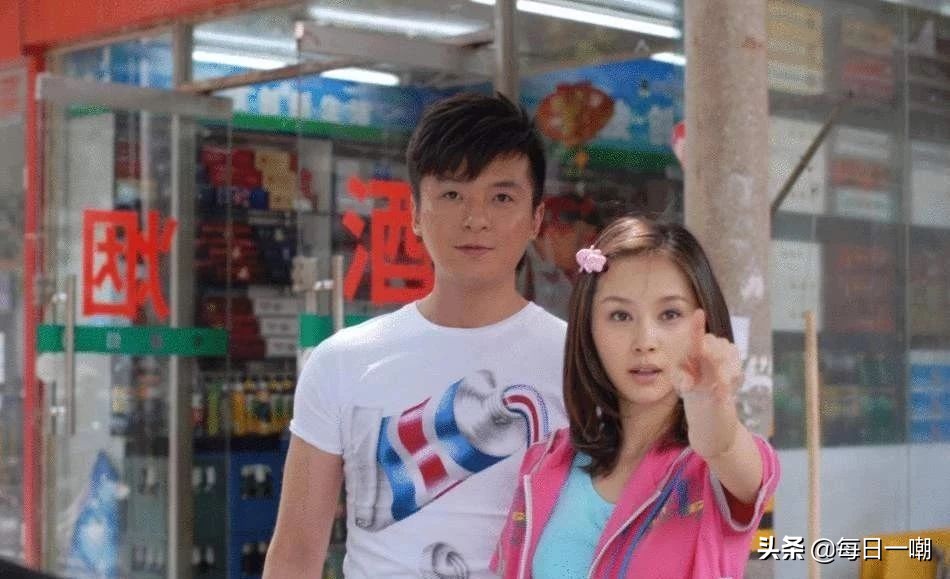 王子文高铁脚踩小桌,王子文道歉脚踩高铁桌板