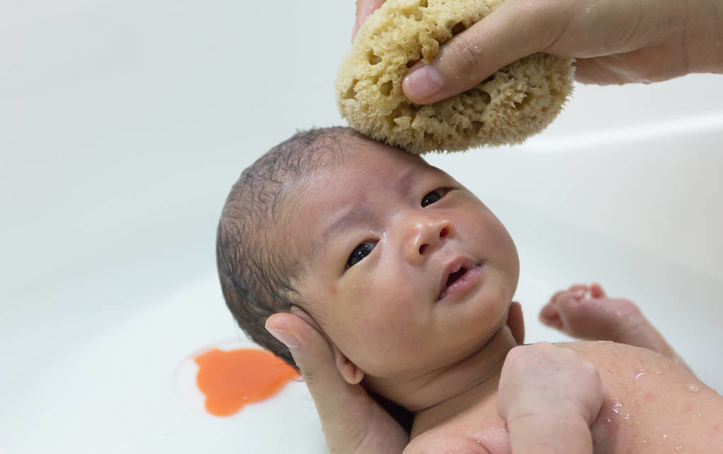 新生宝宝眼睛被眼屎粘住怎么清理,新生儿眼屎糊住眼睛怎么清洁