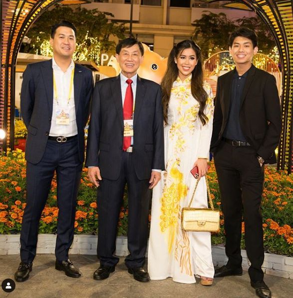 疫情肆虐，穷人无处可逃，富人们订私人飞机，请私人医生检测