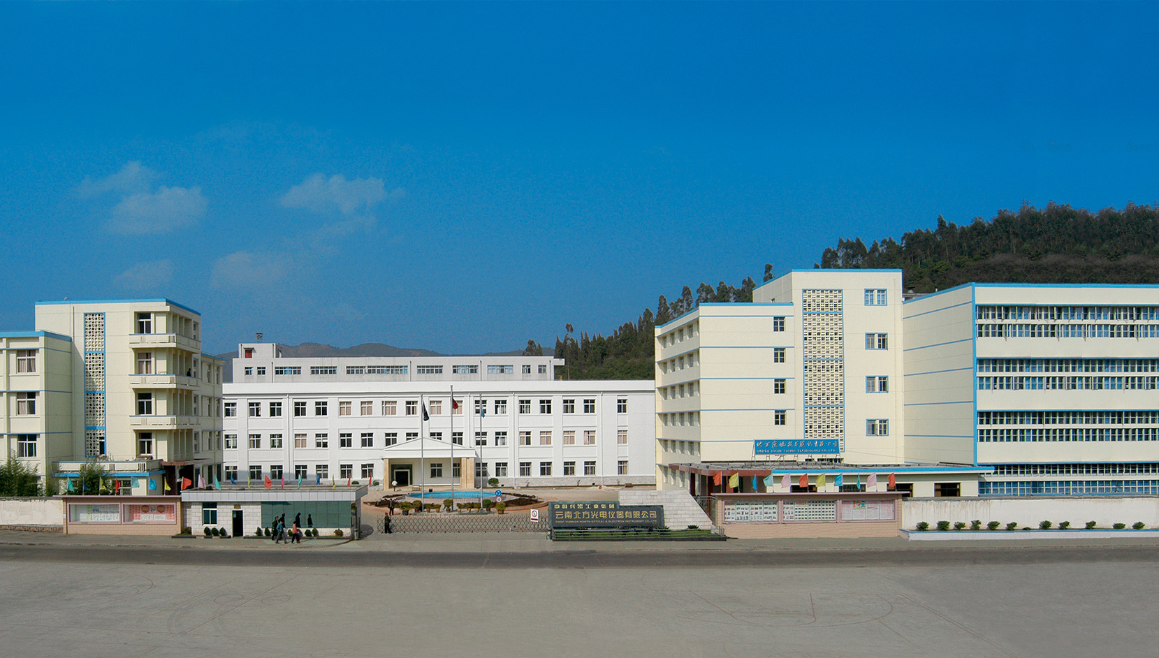 云南云光厂，83年的老字号，背山临湖，诞生中国首架*用军**望远镜