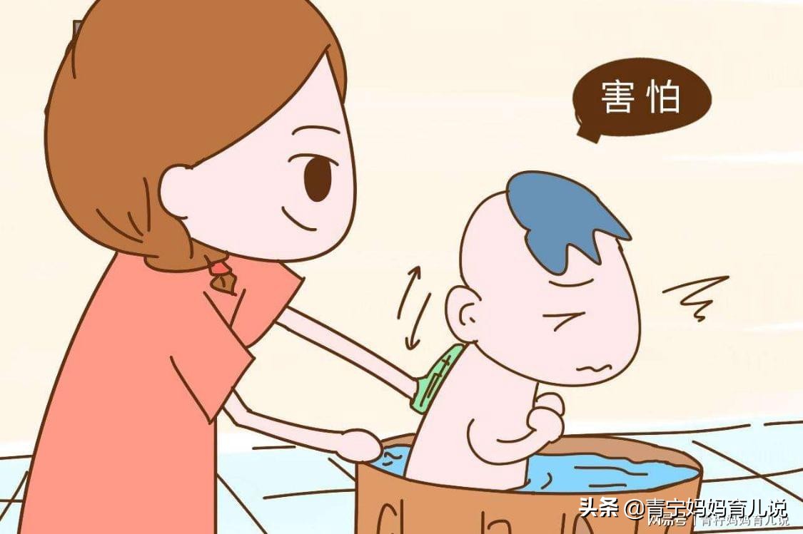 宝宝洗澡害怕妈妈忍不住笑,宝宝洗澡害怕洗头