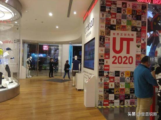 一家服装店、一台游戏机,还有是玩家或不是玩家的许多人。