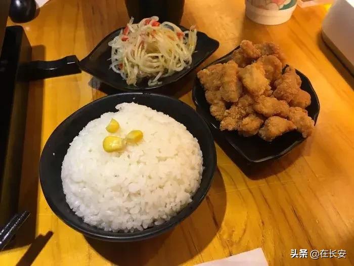 小火锅锅底有六种口味满足你,一桌小火锅