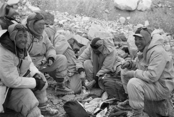 珠穆朗玛峰峰顶是属于哪个国家,珠穆朗玛峰峰顶现在是多少米