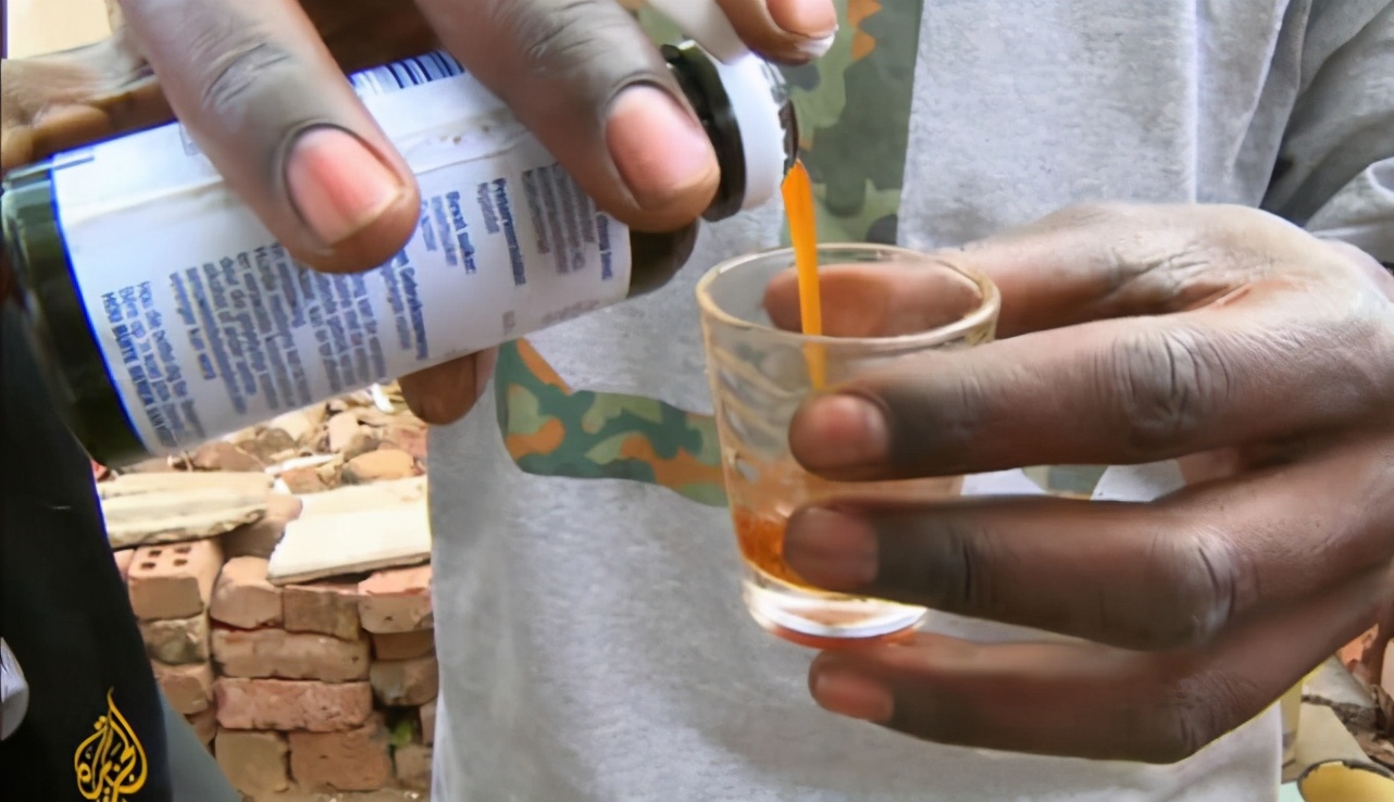 止咳糖浆的魔力：非洲一些年轻人每天喝4瓶，完全无心工作