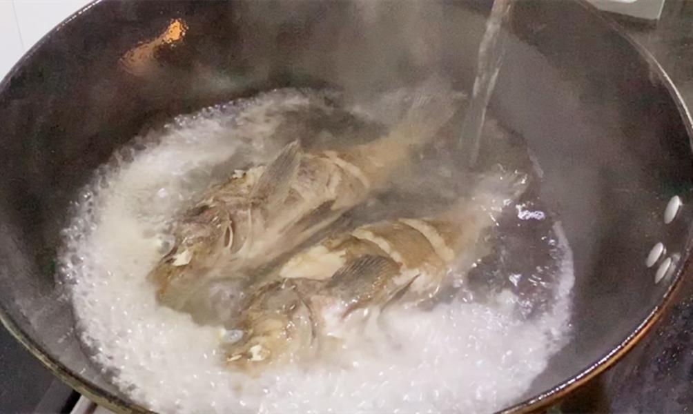 鱼汤怎么煮才好喝才有营养,清炖鱼汤怎么炖不腥而且最好吃
