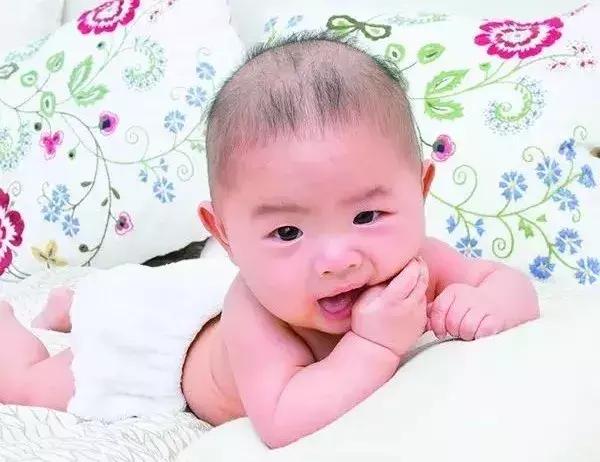 宝宝肌肤的保养知识,宝宝皮肤保养小技巧