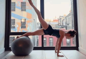 用瑜伽小球练腹的动作,腹直肌瑜伽球全套练习