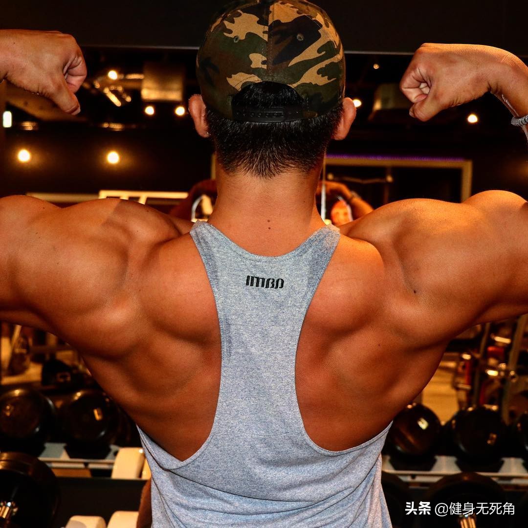 一副哑铃,全面锻炼肩部、胸部、手臂肌肉,毫无遗漏,效果显著