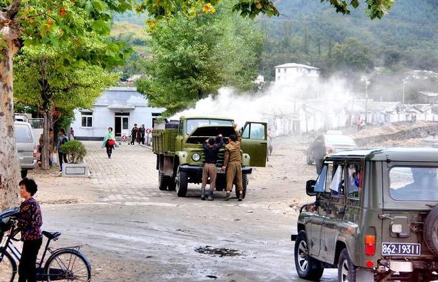 感受朝鲜“古董市场”，老汽车、老飞机、老公交、老地铁跑得欢