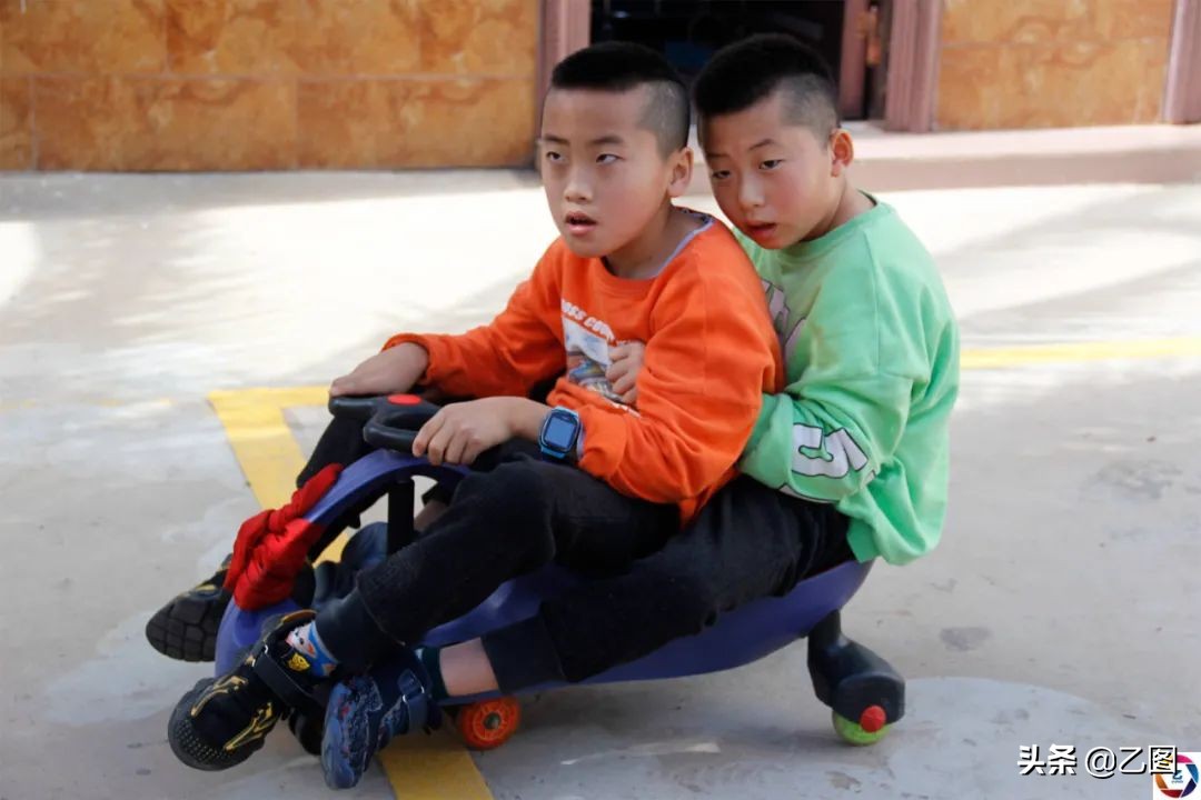 脑瘫双胞胎奶奶,三胞胎患脑瘫家人不离不弃