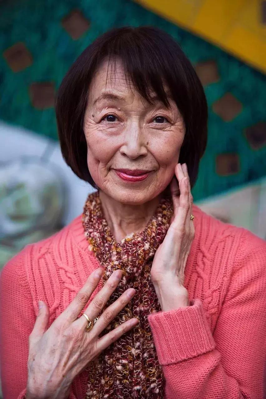 她拍了2000位美女，打*网破**红脸审美：这样的美人，流水线生产不出