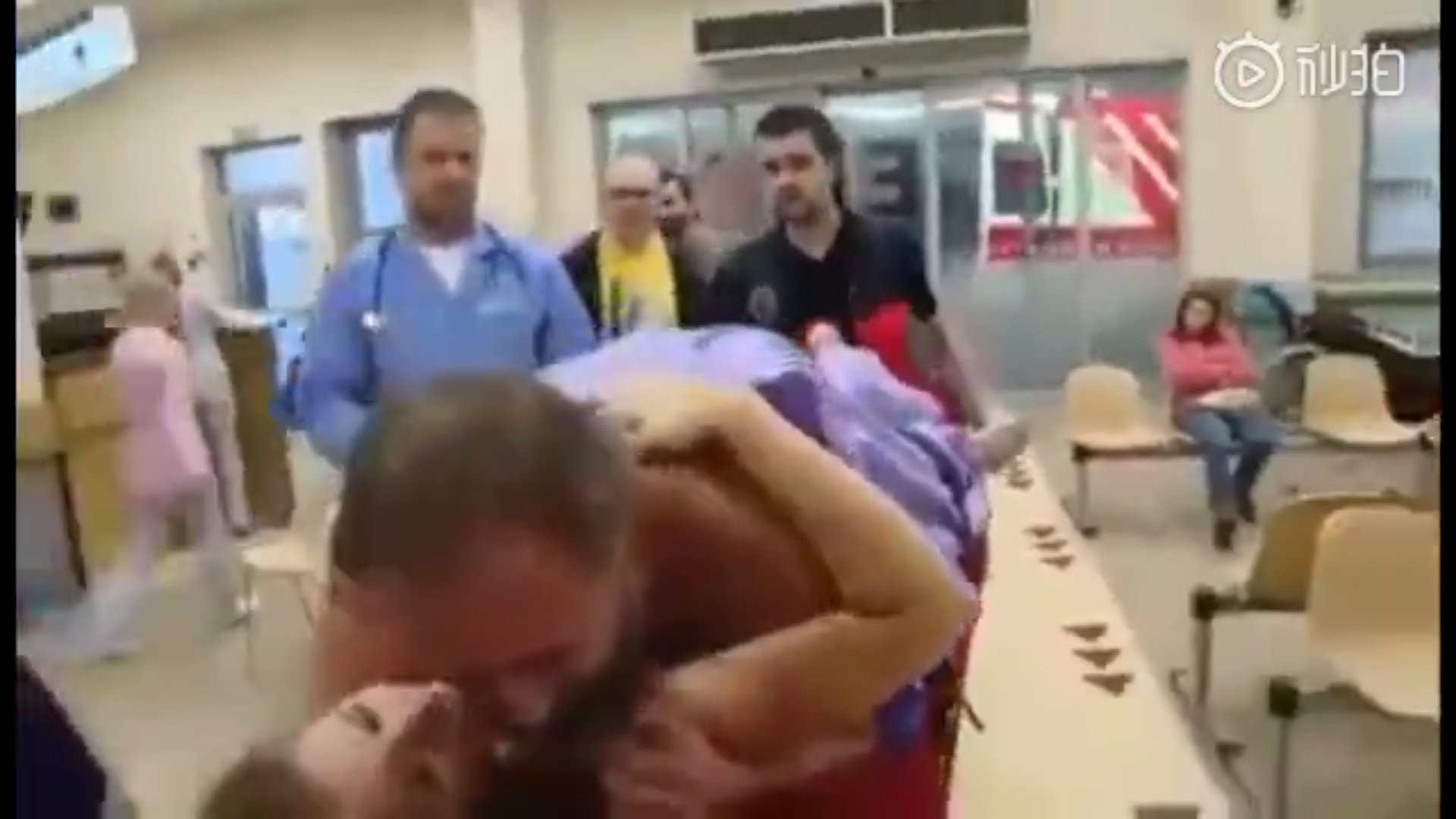国外一对夫妻亲热后竟无法分开,被紧急送医救治,丈夫全程惨叫