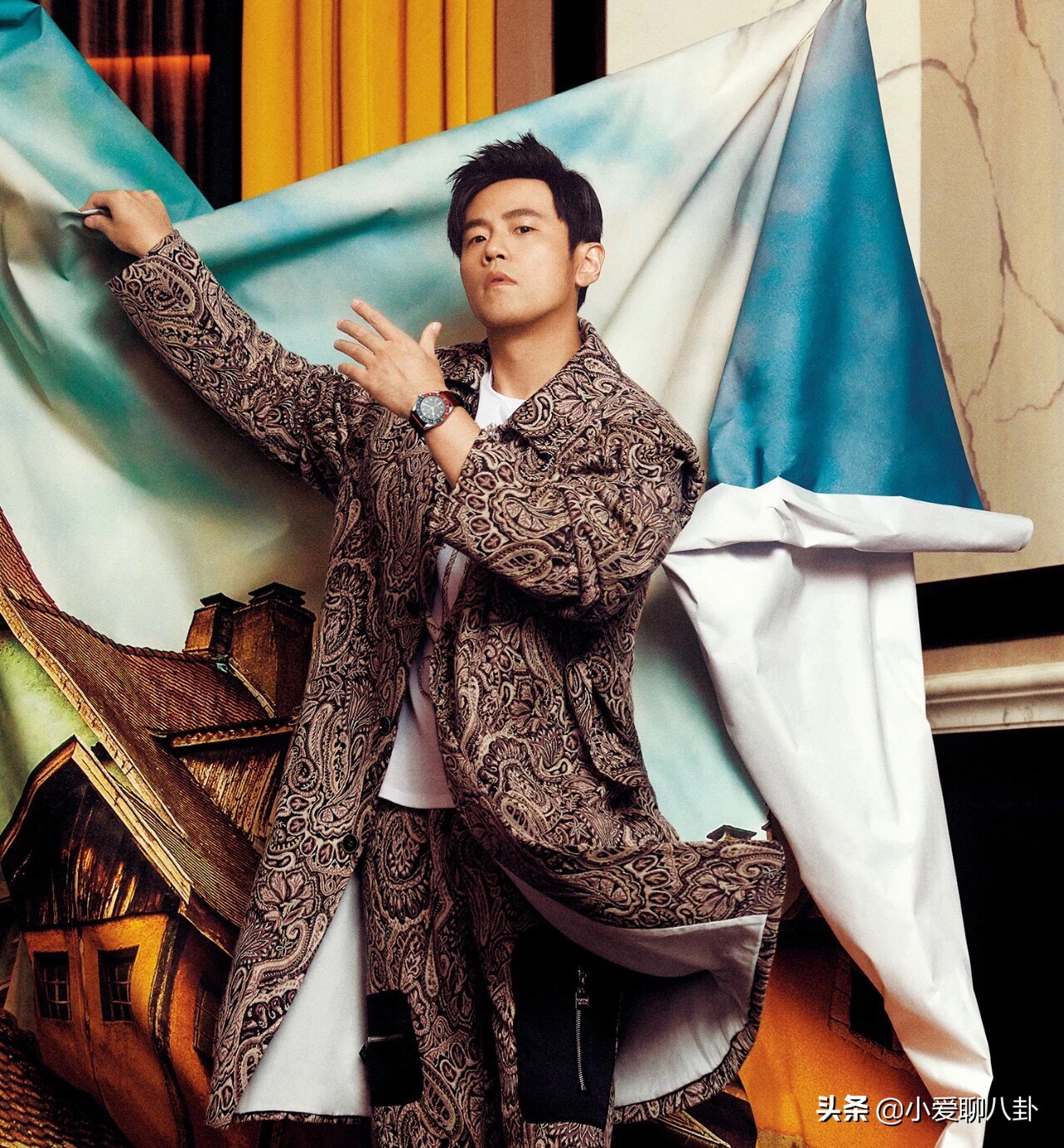 杰伦帮粉丝遛狗,请粉丝小学生吃饭