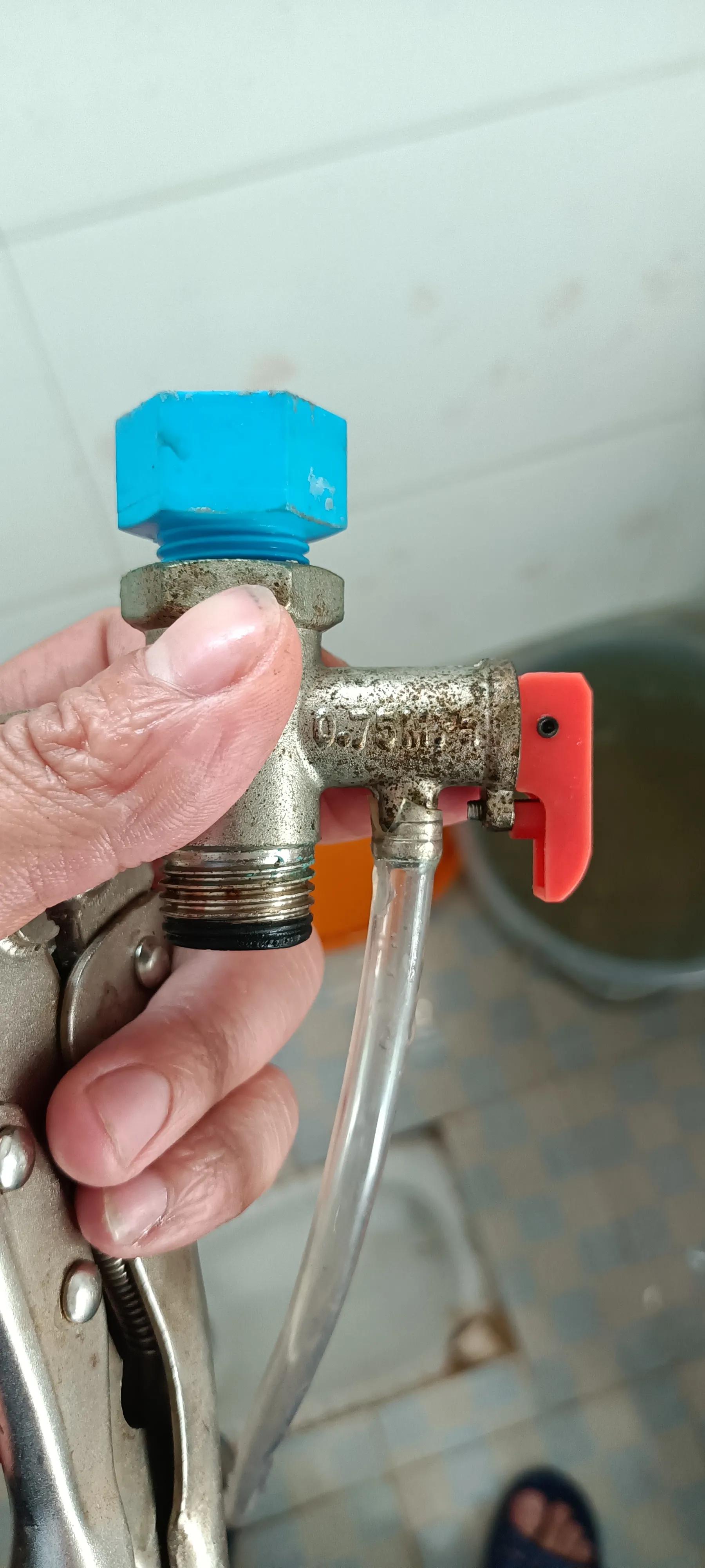 清洗储水式电热水器视频,家用电热水器可边冲洗边开着用