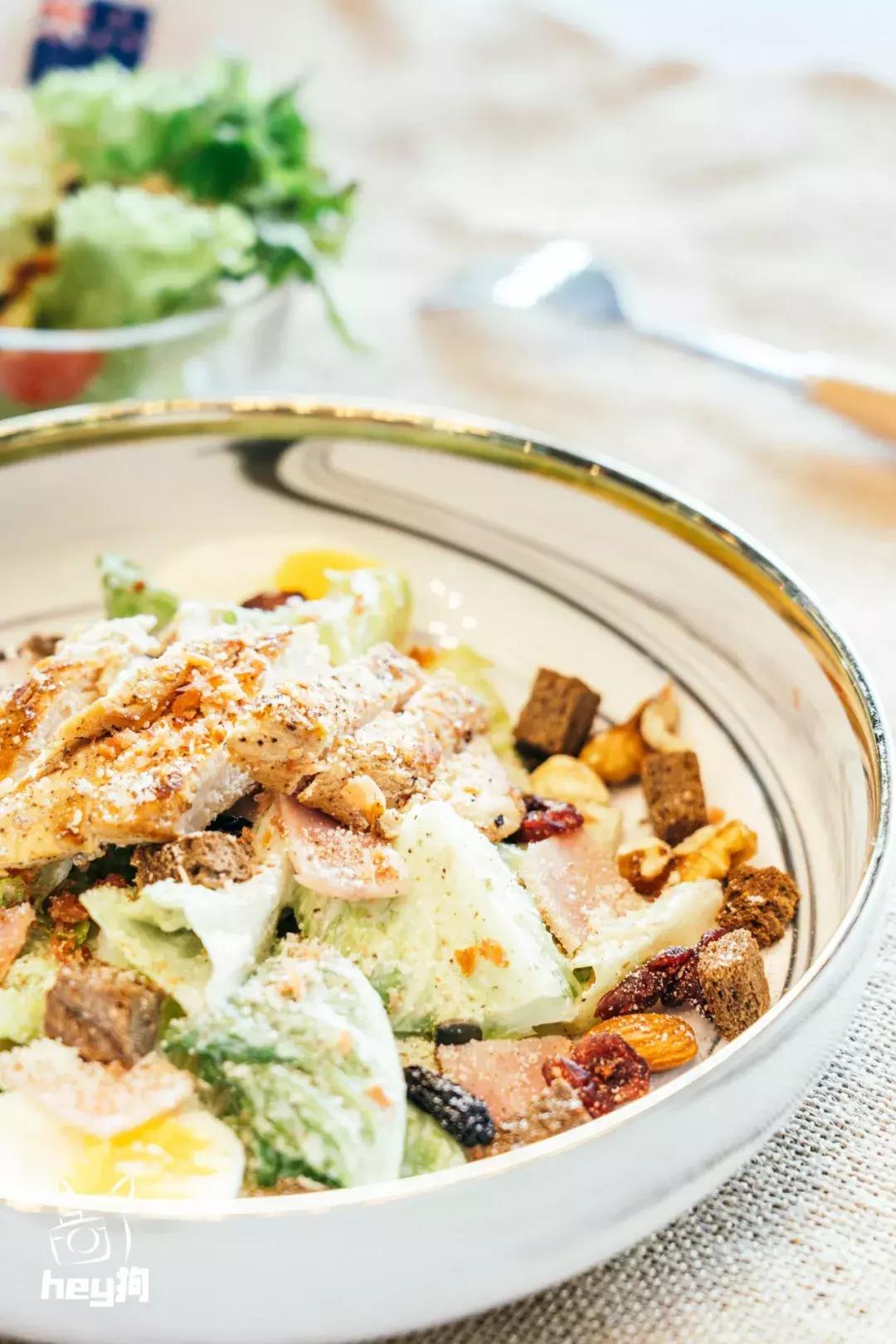 超厚厚厚「黑金汉堡」，想吃嘴要张大大大