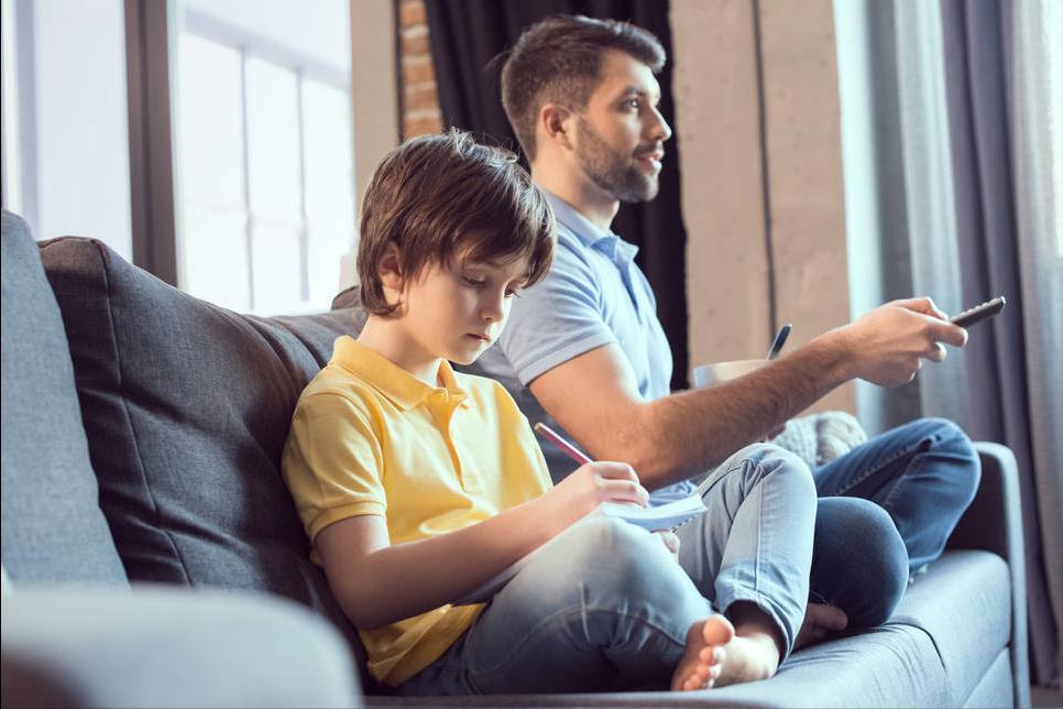 别以为孩子分不清陪着和陪伴，“虚伪式”陪伴，也许正在你家上演