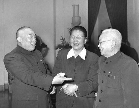 他曾与蒋介石交往密切,退出*产党共**后却被誉为“和平老人”