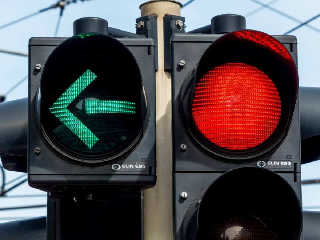 新手误闯红灯但没继续行驶怎么办,新手不小心闯了2个红灯什么后果