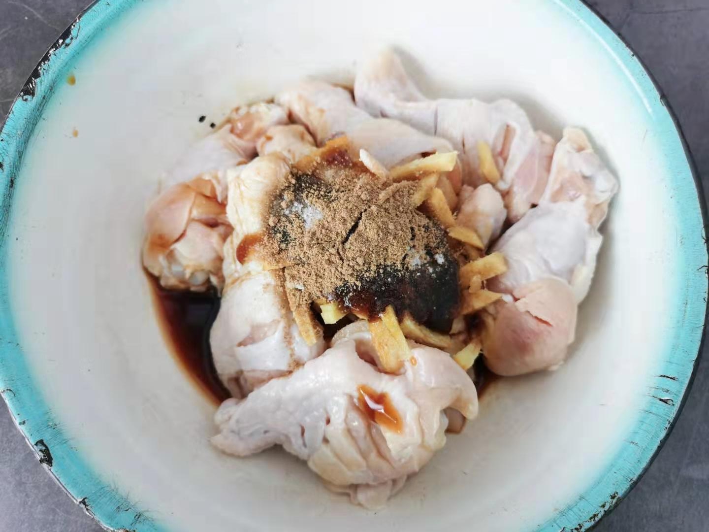 炸鸡腿里面老是炸不熟,炸鸡腿很油怎么回事