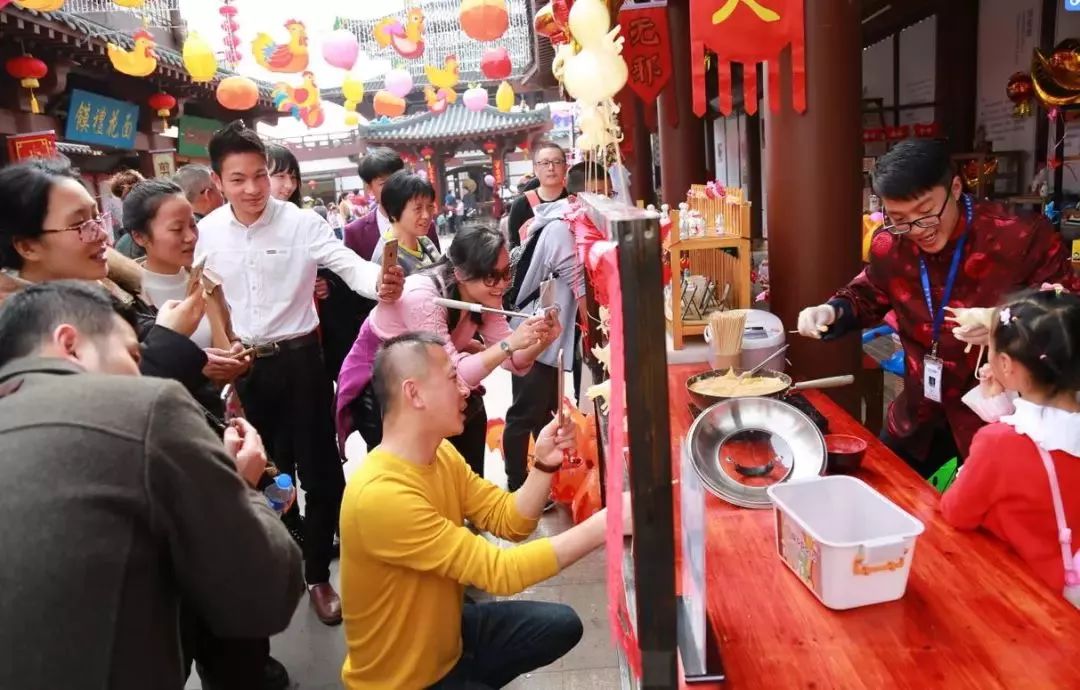 为了集五福,我用女朋友的口红写了个“福”字