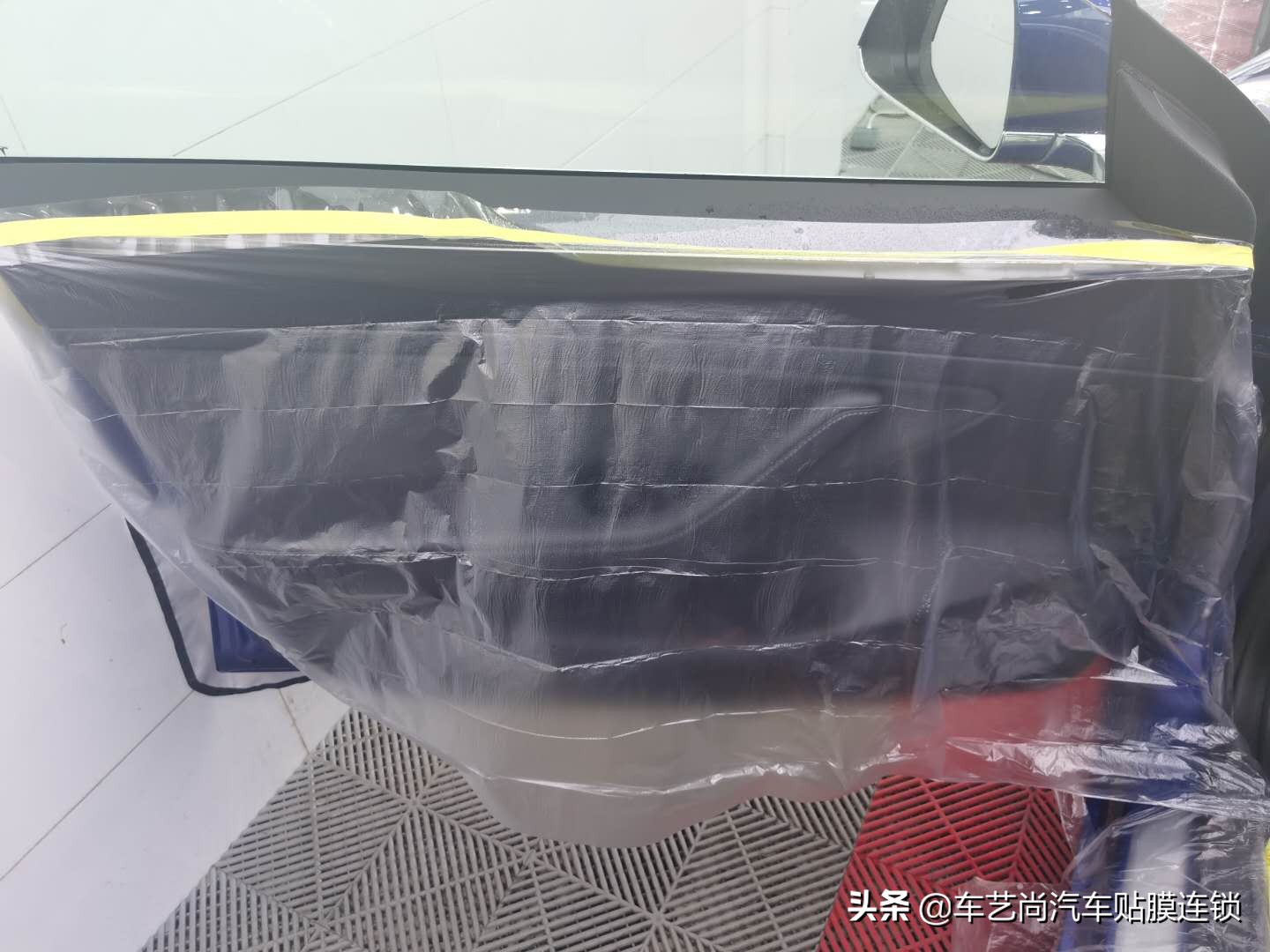 汽车窗户膜撕掉有胶怎么去除,撕掉车顶膜留下的胶怎么去掉