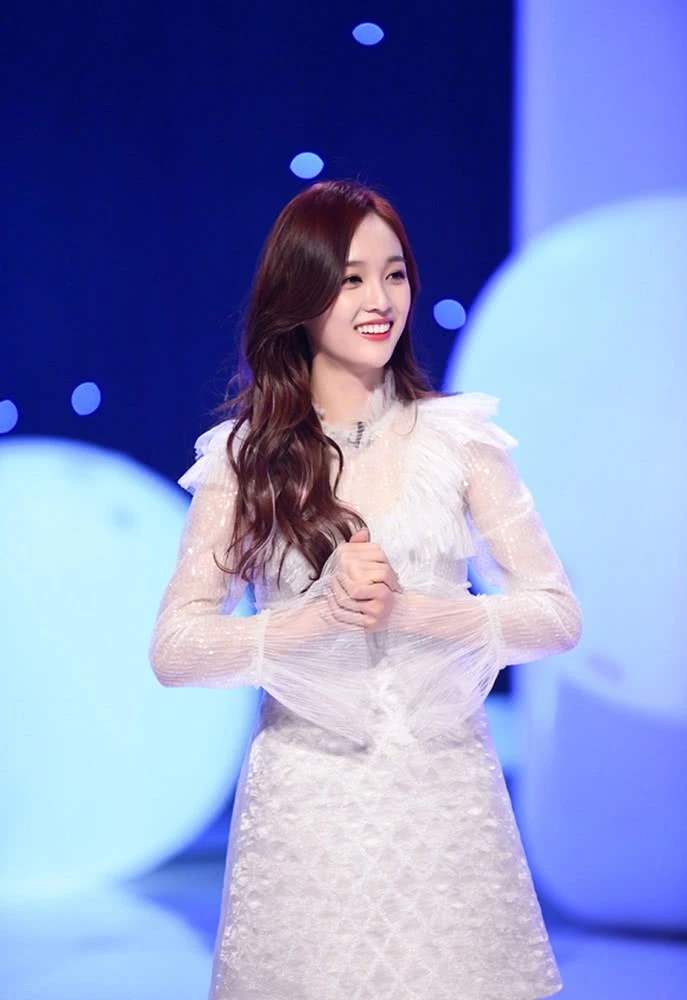 胡静穿黑色衣服,胡静露肩装