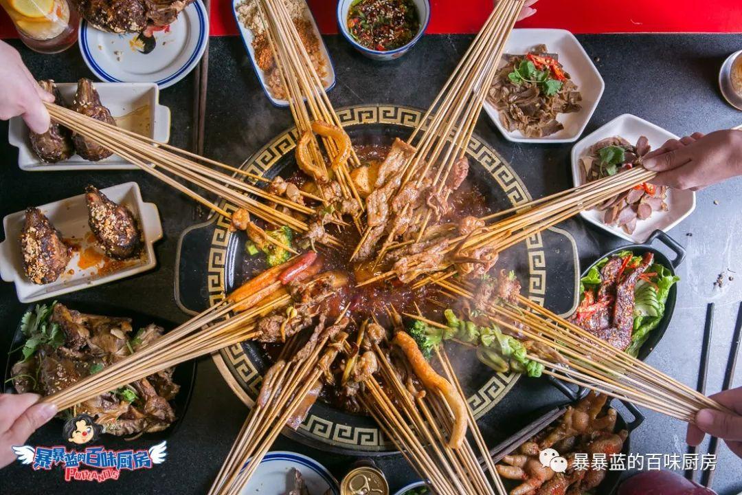 当成都老板爱上沈阳老雪，他开的串串香店锅底都有1瓶大绿棒