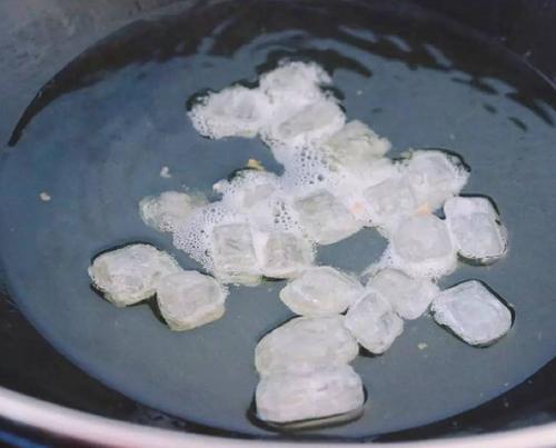 炒糖色白糖跟冰糖可以混合炒吗,冰糖炒糖色和白糖炒糖色的区别