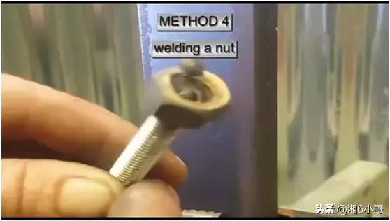 修车螺丝断了怎么取,修车时很紧的螺丝怎么拧下来