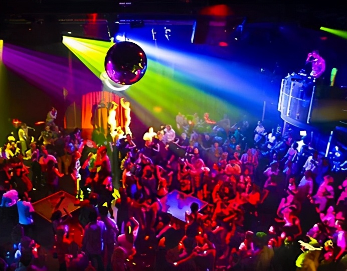 带货一哥辛巴比王思聪还豪酒吧消费一百瓶黑桃A，买单150万