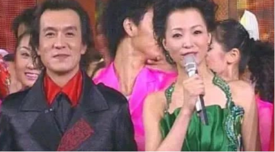 央视春晚三分钟历史回顾,央视春晚大屏幕有黑屏