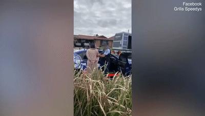 澳女子朝警察连吐口水,称自己要去做病毒检测,下一秒被放倒