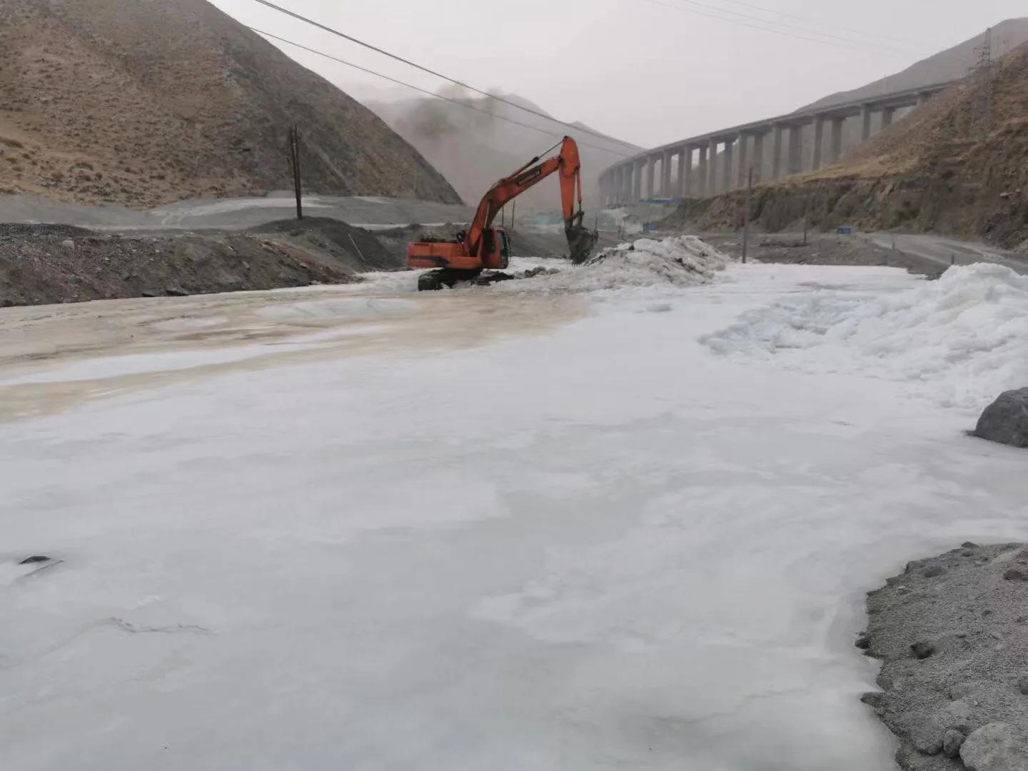 阿尔金山上的“路桥”人