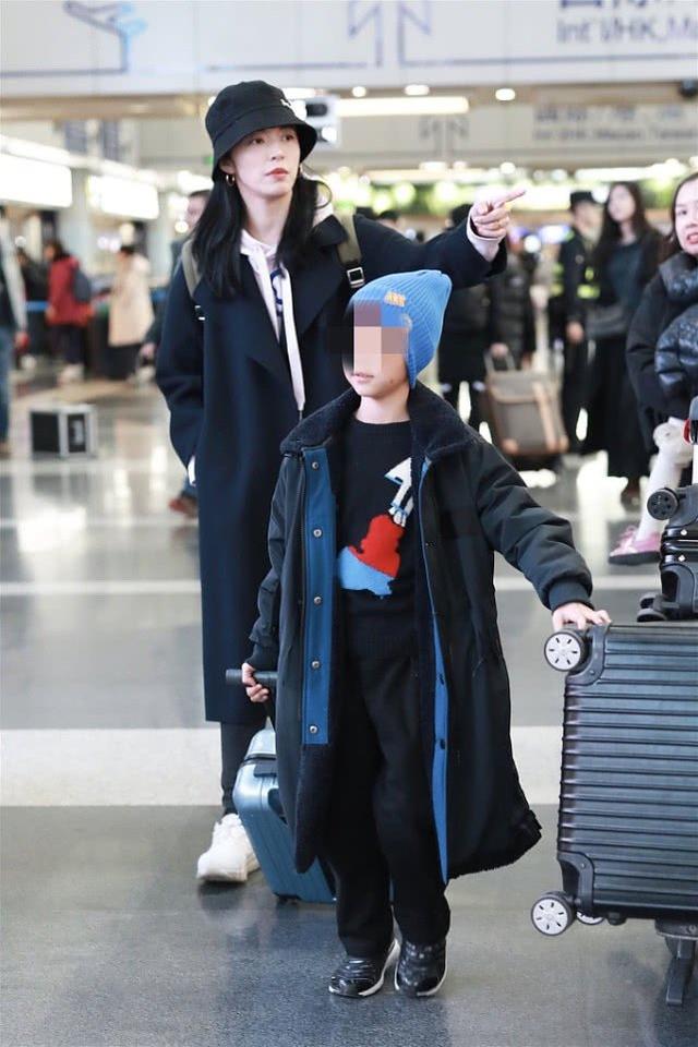 姚晨跟儿子在机场,小土豆呆萌的表情变潮男,这小嘴巴跟妈太像了