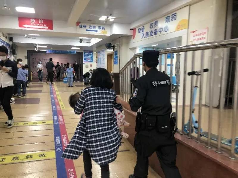 教育整顿民警及时救助晕倒路人,教育整顿民警暖心救助