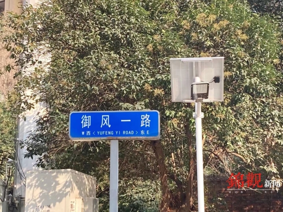两辆车堵路中间,为缓解交通拥堵提建议