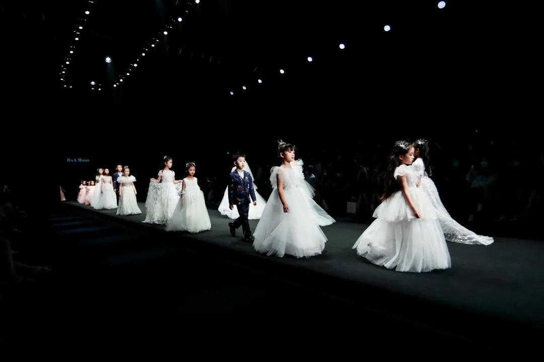 DAY3童话小镇直击｜穿上西装礼服，变身秀场上的“小大人”