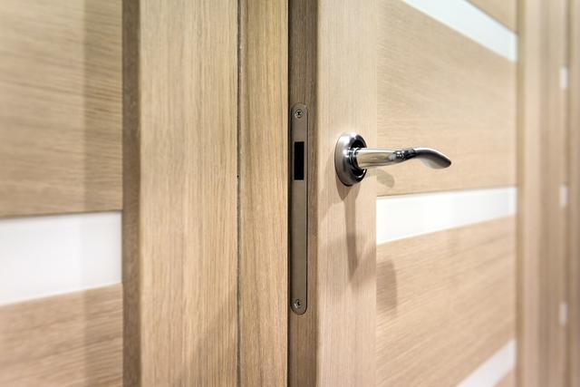 天地轴门扇与门框上下缝隙不一致,门扇靠墙门框和墙的缝隙留多大