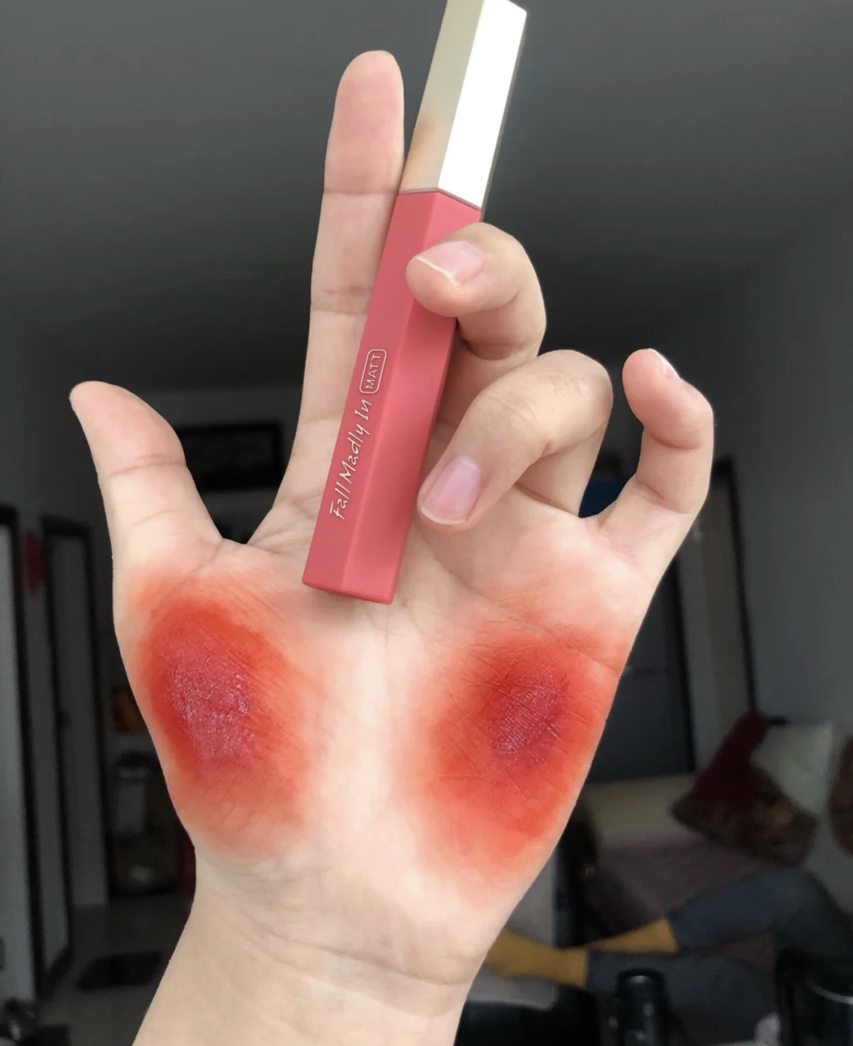 贫民窟口红唇釉,贫民窟女孩unny酒心口红