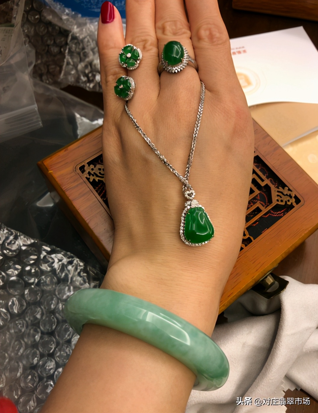 送爸妈翡翠什么样的最好,送长辈翡翠应该送什么翡翠