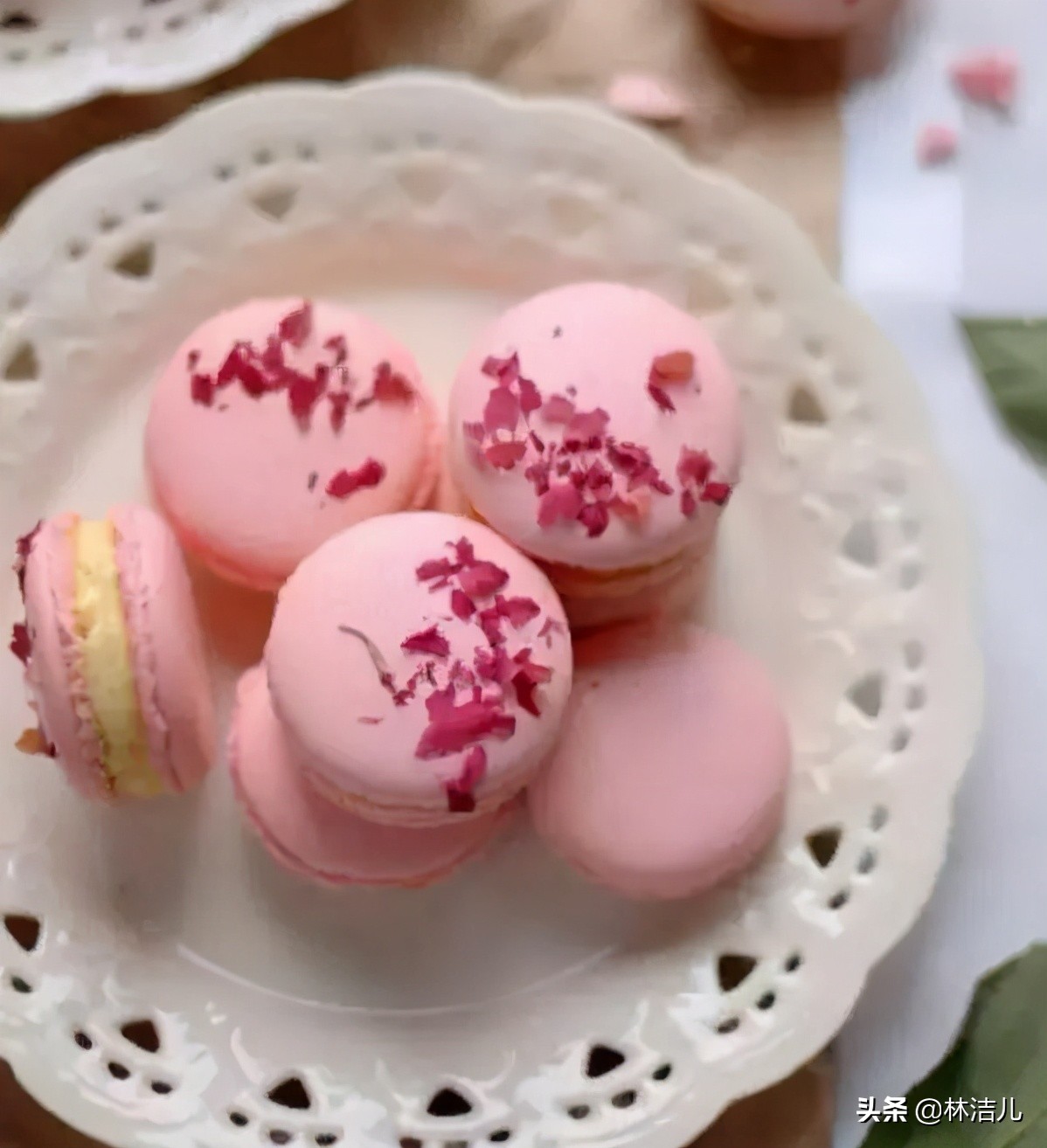 白T恤地位岌岌可危，杨幂林允爱上的马卡龙色T恤，比它更时髦百搭