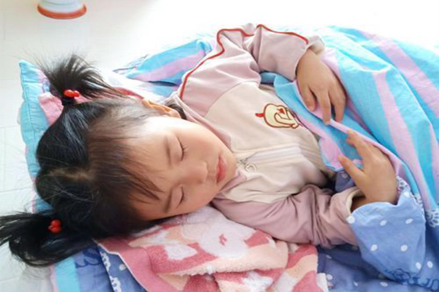 天凉宝宝如何睡觉,宝宝晚上凉着了怎么预防感冒