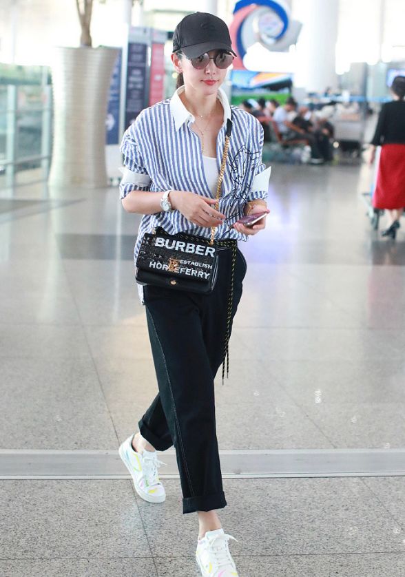 李冰冰穿同款气场竟藏不住,李冰冰黑色绕颈礼裙完美曲线