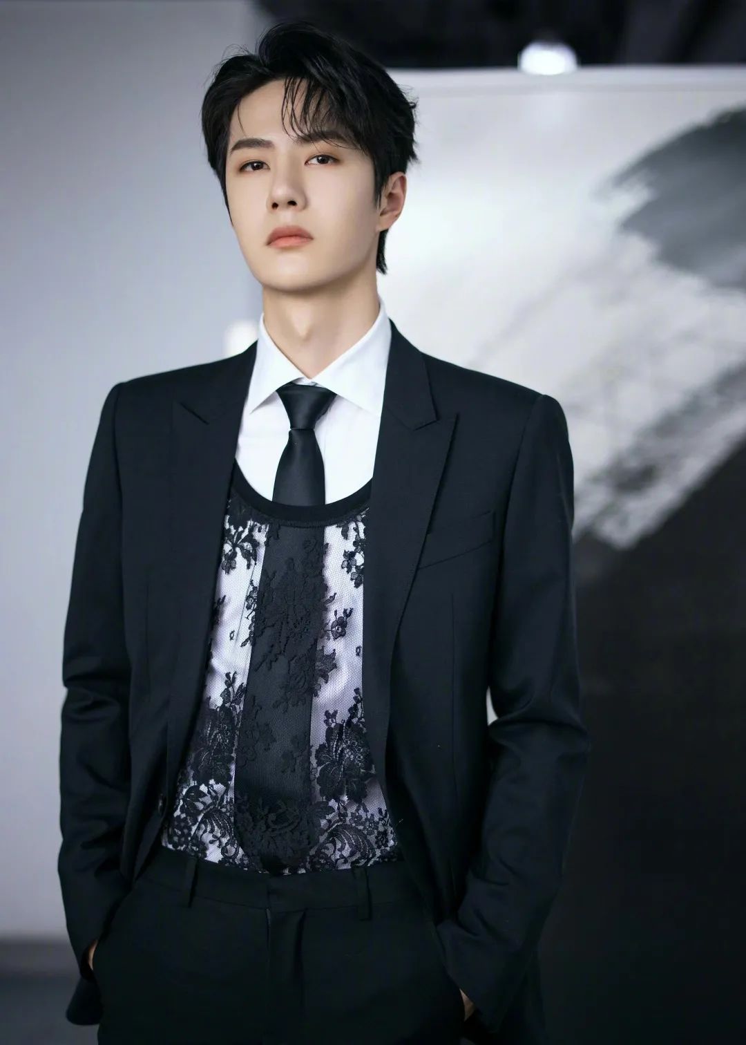 衣品超级好的男明星,王嘉尔穿的蔡徐坤同款衣服