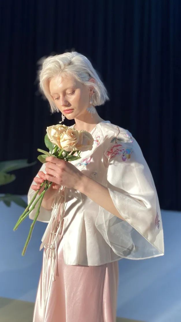 兰公子变身“巧手神探”百乐门老板娘｜纸上刺绣，别具匠心