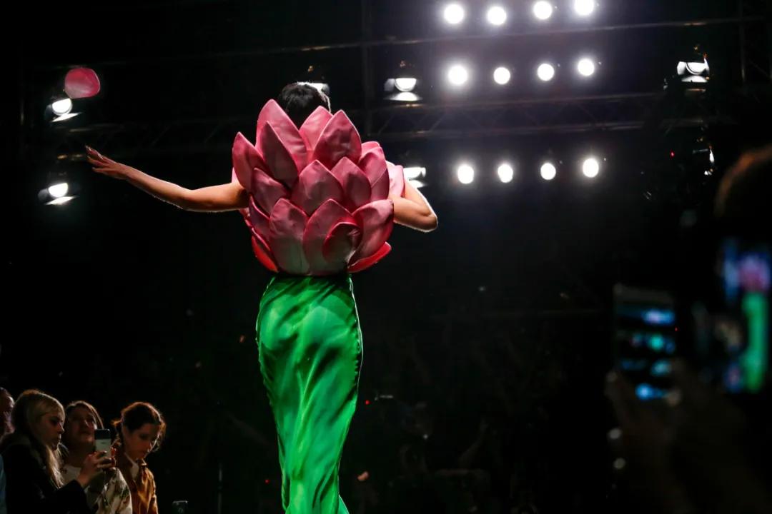 VOGUE发起假货挑战？百万高定0成本还原，设计师：小丑是我