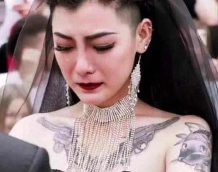 纹身新娘黑色婚纱,穿黑色婚纱纹身的新娘